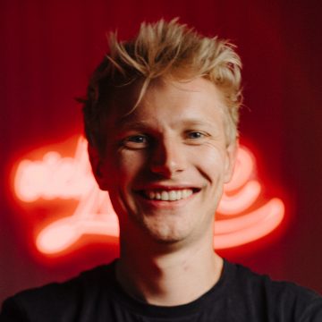 Gründer von viel Liebe Media im Studio in Hannover